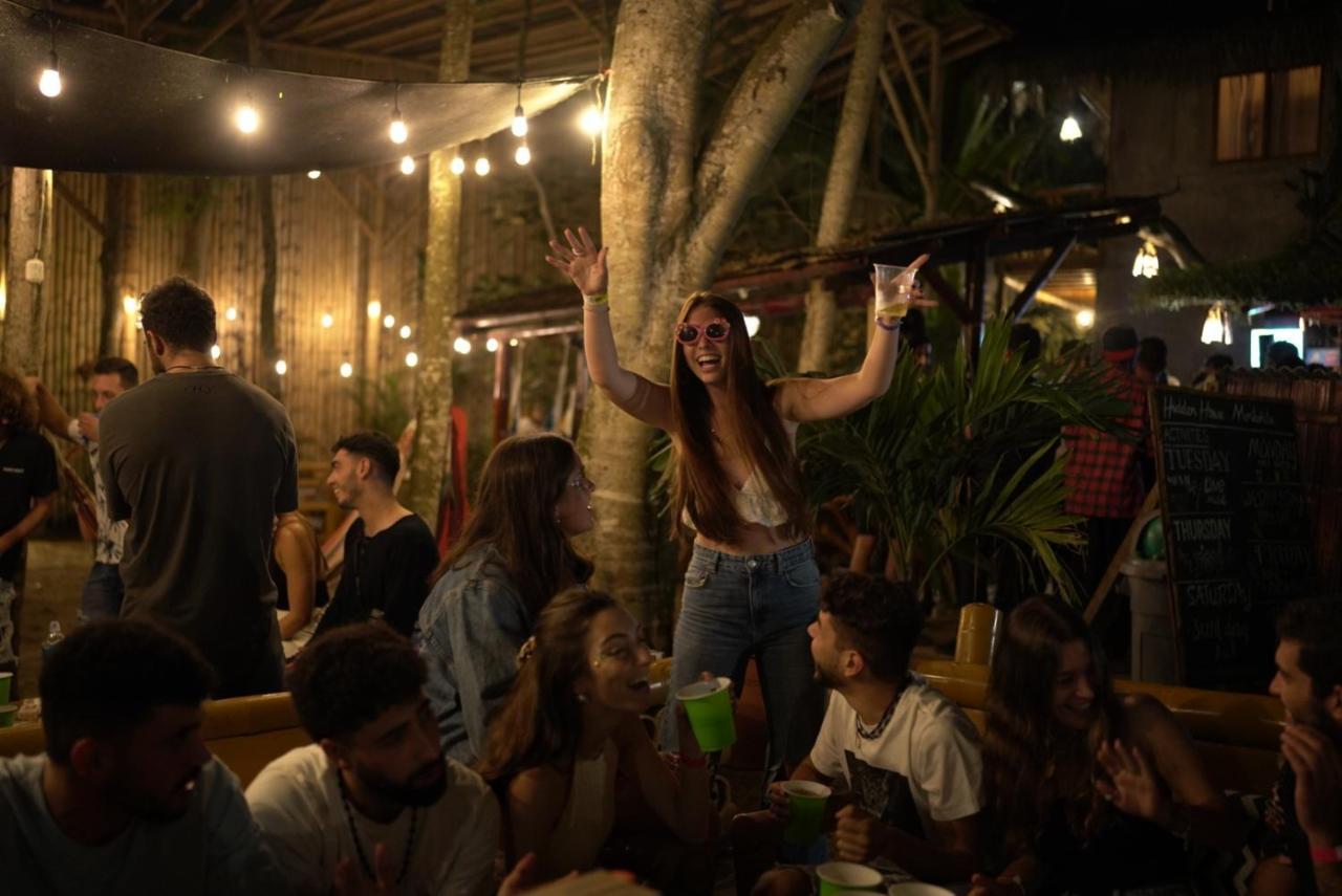 מונטניטה Hidden House Hostel Party מראה חיצוני תמונה